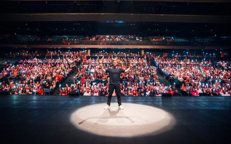 Sucesso da internet Padre Patrick estará de volta à Mossoró; Ingressos já estão a venda