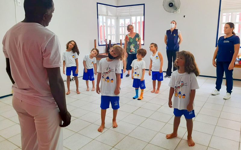 Escola de Natal inclui capoeira no currículo pedagógico valorizando a diversidade cultural