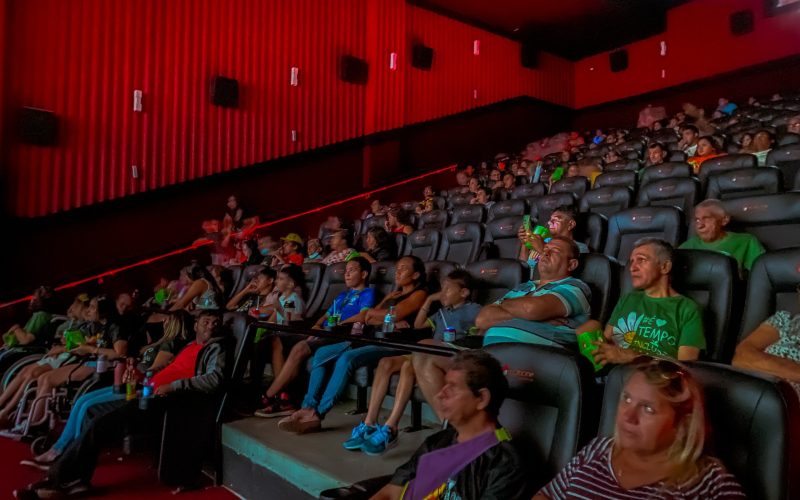 Partage e Multicine promovem sessão de cinema para assistidos da APAE Mossoró