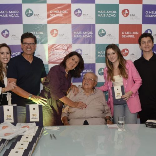 Em noite prestigiada, Cassiano Arruda lança livro com renda doada para a Liga Contra o Câncer