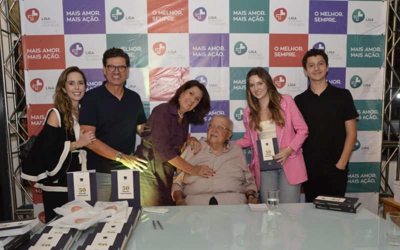 Em noite prestigiada, Cassiano Arruda lança livro com renda doada para a Liga Contra o Câncer