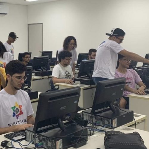 Uern oferece curso gratuito de programação de computadores para alunos de Natal