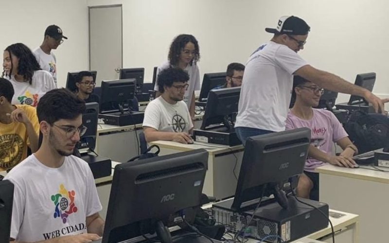 Uern oferece curso gratuito de programação de computadores para alunos de Natal