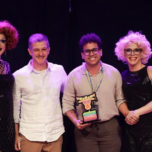 Ator José Neto Barbosa recebe um dos prêmios mais importantes da cultura LGBTQIA+ no Brasil