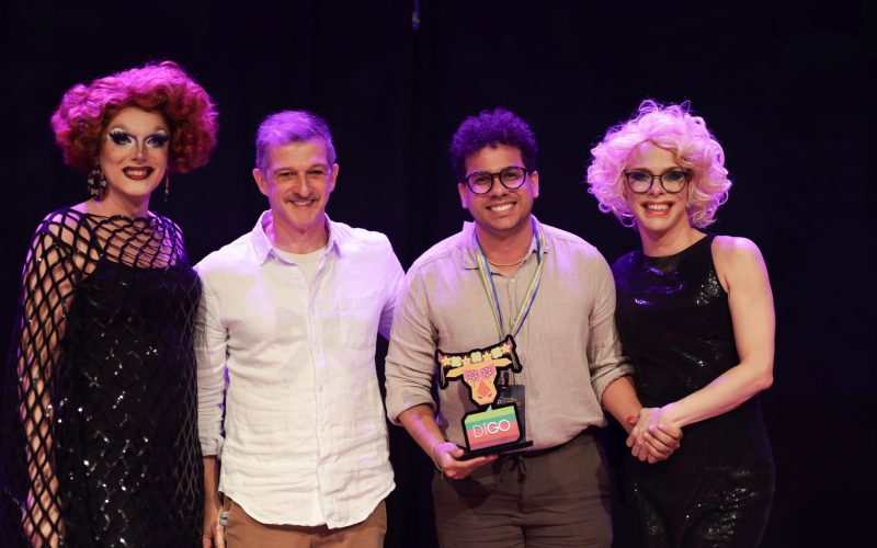 Ator José Neto Barbosa recebe um dos prêmios mais importantes da cultura LGBTQIA+ no Brasil