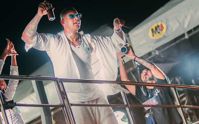 Léo Santana celebra sucesso de bloco com brinde de Brahma Duplo Malte