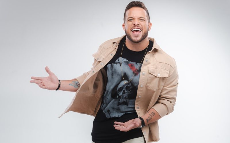 Flávio Andradde apresenta seu show ‘Jogando Conversa Fora’ em setembro no Teatro Riachuelo