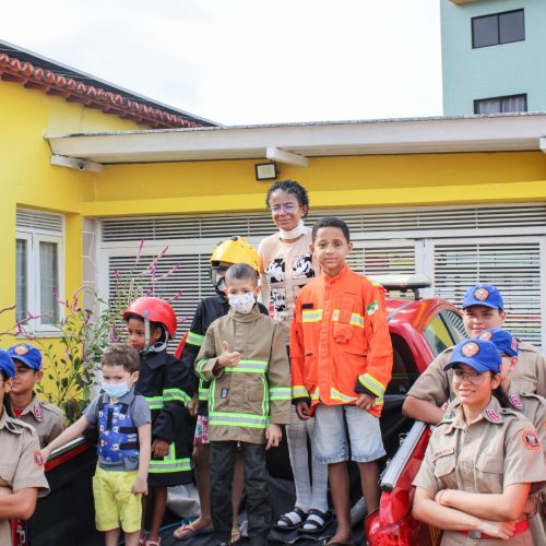 Crianças acolhidas na Casa Durval Paiva recebem visita especial dos Bombeiros Mirins
