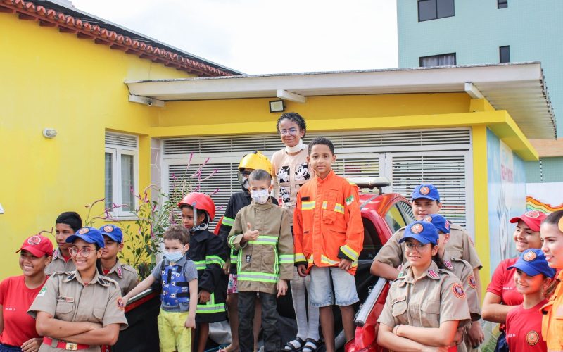 Crianças acolhidas na Casa Durval Paiva recebem visita especial dos Bombeiros Mirins