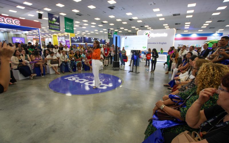 Profissionais da educação municipal participam da ExpoEduc 2024