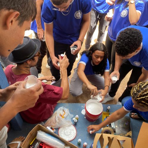 Artista leva oficina de grafite, reciclagem e empreendedorismo a escolas públicas do RN