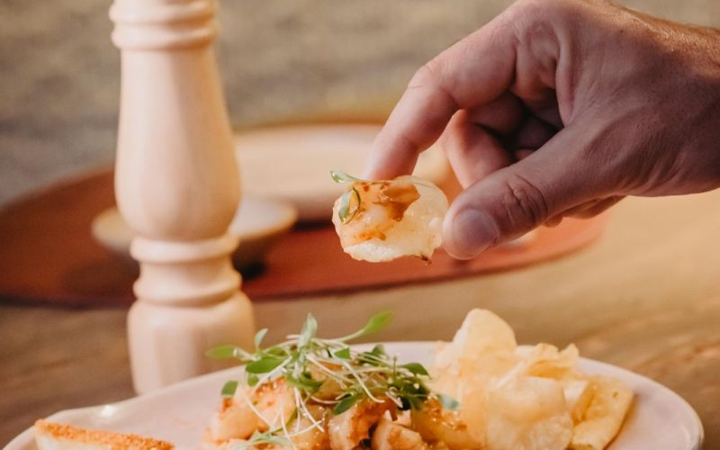 De canapé a sobremesas: confira dicas e receita de prato com batatas para fazer em casa