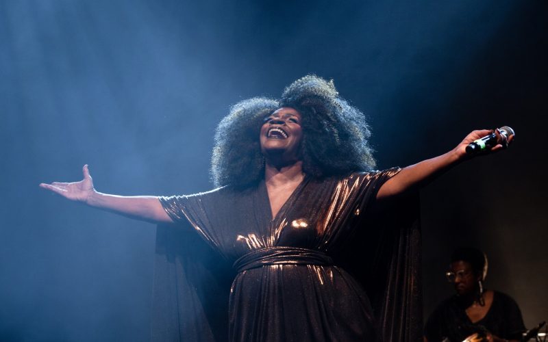 Zezé Motta traz para o Teatro Riachuelo, o show “Coração Vagabundo” cantando Caetano Veloso