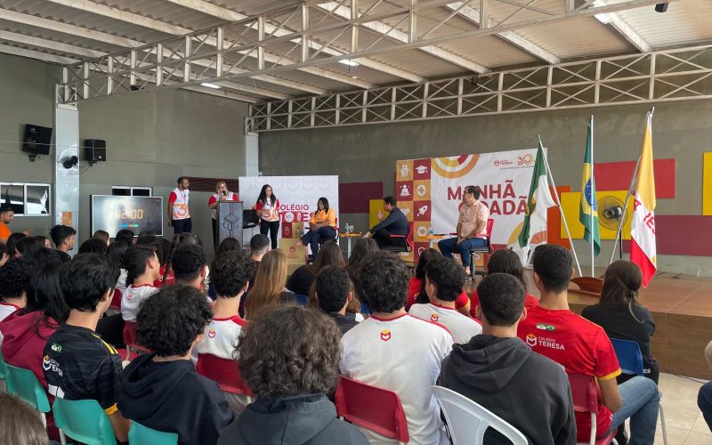 Alunos do Colégio Teresa debatem eleições municipais com candidatos à Prefeitura
