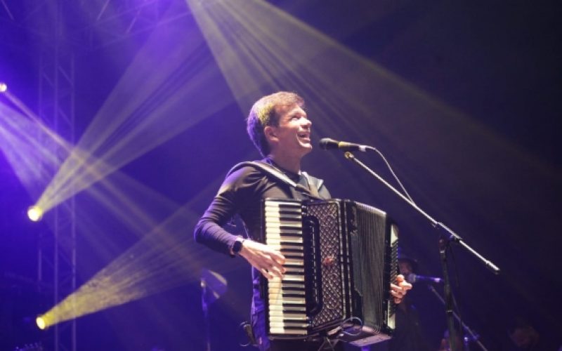 Waldonys faz show no Teatro Riachuelo com convidados e lança clipe de “Sonho de Ícaro”