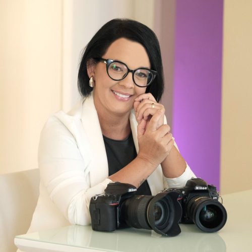 Fotógrafa Paula Galvão, pioneira em registros de partos, lança livro retratando 20 anos de sucesso