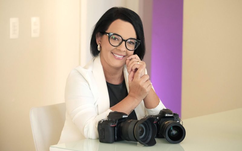 Fotógrafa Paula Galvão, pioneira em registros de partos, lança livro retratando 20 anos de sucesso