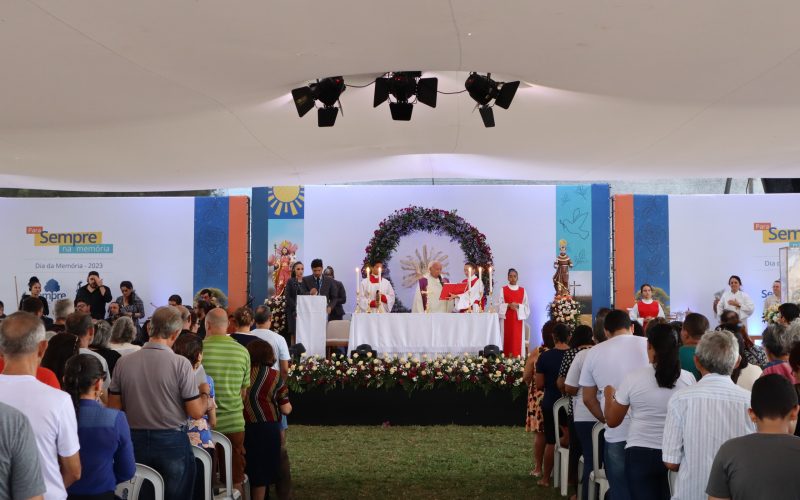 Feira de adoção de pets marca Dia de Finados em cemitério de Natal