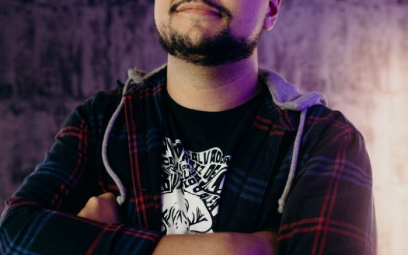 Comediante paulista Paulo Zamparo é destaque na programação do Natal Comedy Club