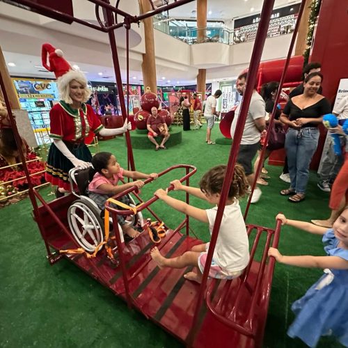Natal Shopping reforça ações de inclusão com balanço para crianças em cadeiras de rodas