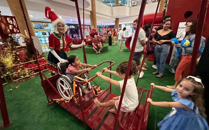 Natal Shopping reforça ações de inclusão com balanço para crianças em cadeiras de rodas
