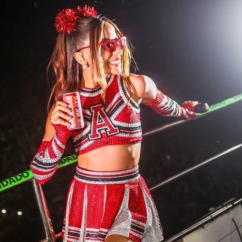 Anitta cria figurino exclusivo inspirado nas cores de Red Mix para show no Carnatal