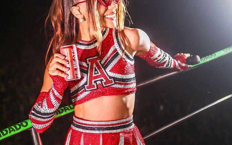 Anitta cria figurino exclusivo inspirado nas cores de Red Mix para show no Carnatal