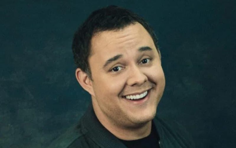 Humoristas Gui Santana e Marcelo Duque agitam a programação da semana do Natal Comedy
