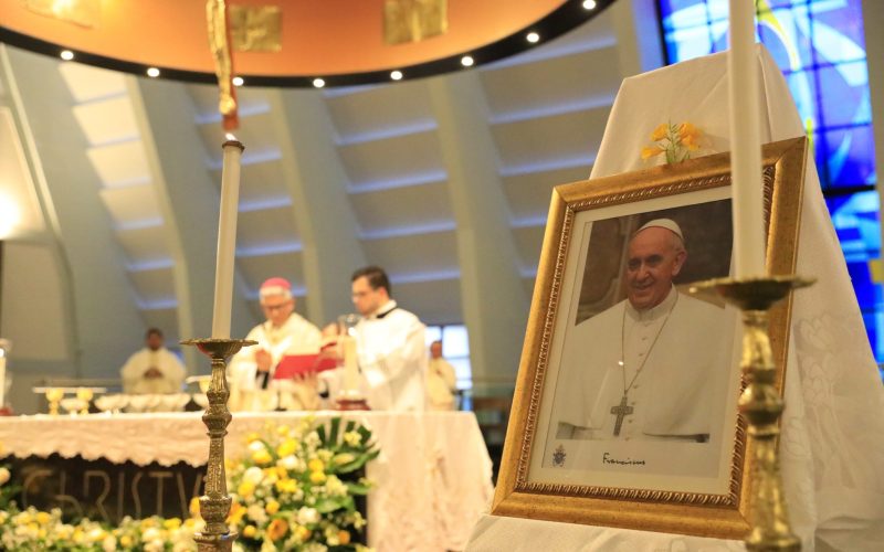 Governadora decreta luto oficial de sete dias durante missa em homenagem a Papa Francisco