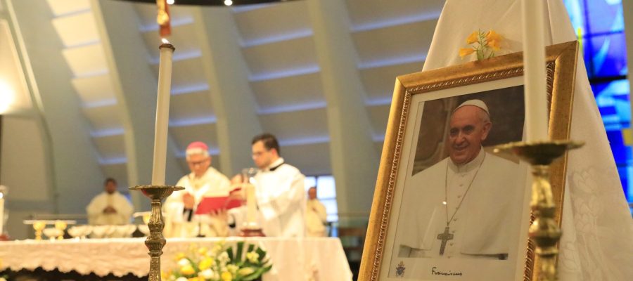 Governadora decreta luto oficial de sete dias durante missa em homenagem a Papa Francisco