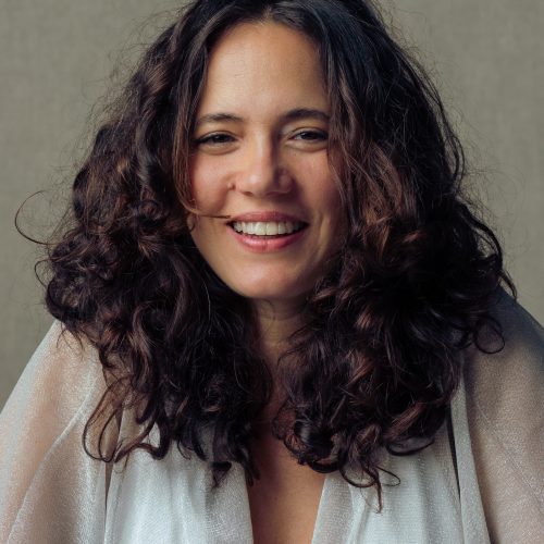 Projeto Seis e Meia recebe Tiê nesta quarta-feira (9) no Teatro Riachuelo