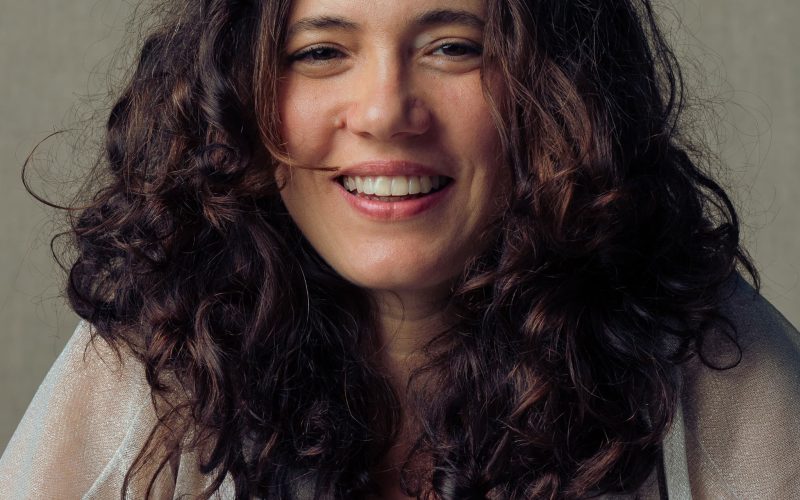Projeto Seis e Meia recebe Tiê nesta quarta-feira (9) no Teatro Riachuelo
