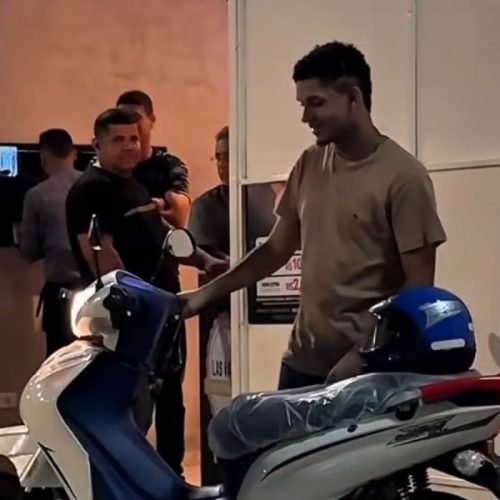 Após história viralizar, Eric Land presenteia estudante que andava a pé 12 km até a faculdade