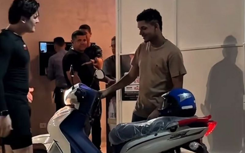 Após história viralizar, Eric Land presenteia estudante que andava a pé 12 km até a faculdade