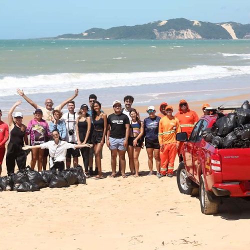 Misses do RN realizam mutirão ambiental e recolhem 130 sacos de lixo das praias de Natal