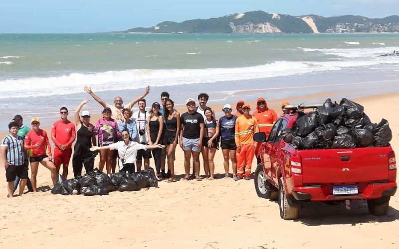Misses do RN realizam mutirão ambiental e recolhem 130 sacos de lixo das praias de Natal