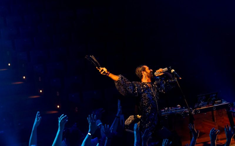 Magiluth comemora 20 anos com espetáculo no palco do TAM