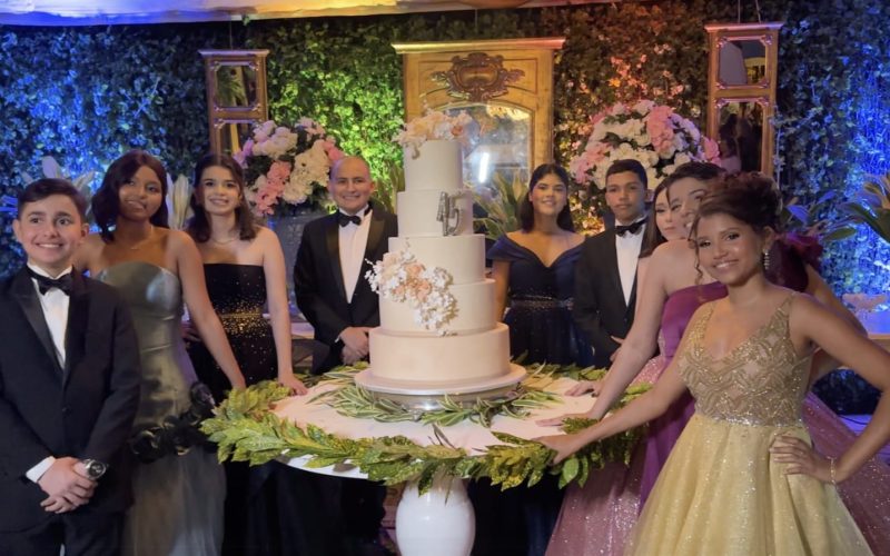 Liga realiza baile de debutantes para 10 adolescentes em tratamento contra o câncer