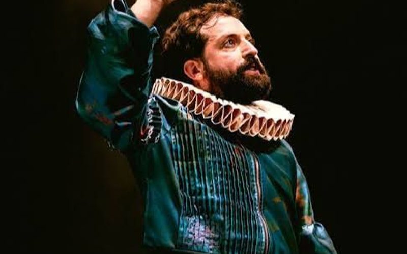 ”O Céu da Língua”, de Gregório Duvivier, chega ao Teatro Riachuelo neste final de semana