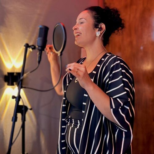 Heli Medeiros registra voz em última etapa de gravação de seu primeiro ep de inéditas