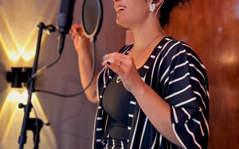 Heli Medeiros registra voz em última etapa de gravação de seu primeiro ep de inéditas