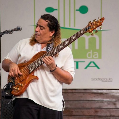 Sérgio Groove apresenta show vibrante no projeto Som da Mata