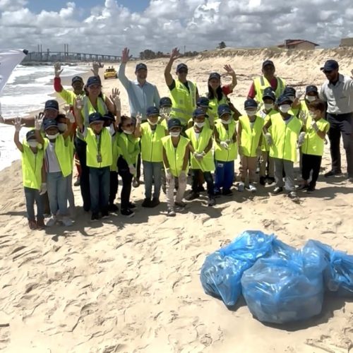 Crianças de São Gonçalo participam de ação de limpeza de praias e conscientização ambiental