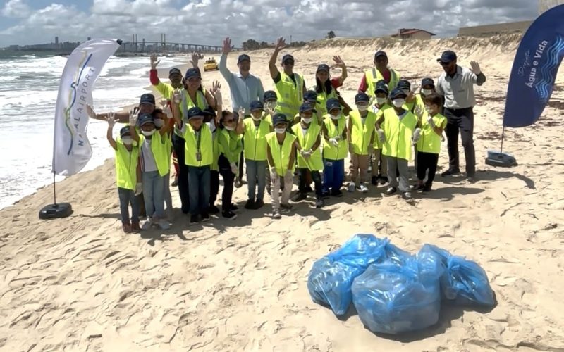 Crianças de São Gonçalo participam de ação de limpeza de praias e conscientização ambiental