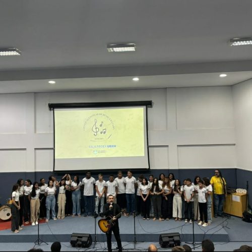 Canto Coral da escola Vila RN representa Serra do Mel no 1º Festival Escolar de Música da UERN