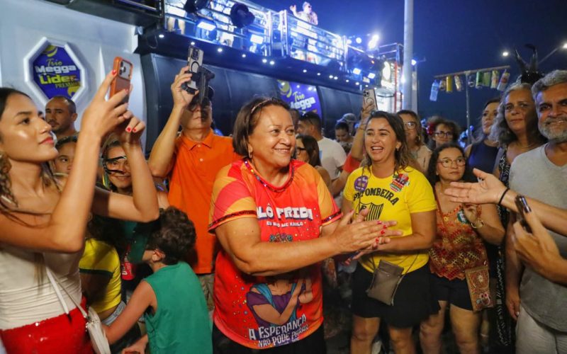 Governadora acompanha festejos de Carnaval em Areia Branca e Macau