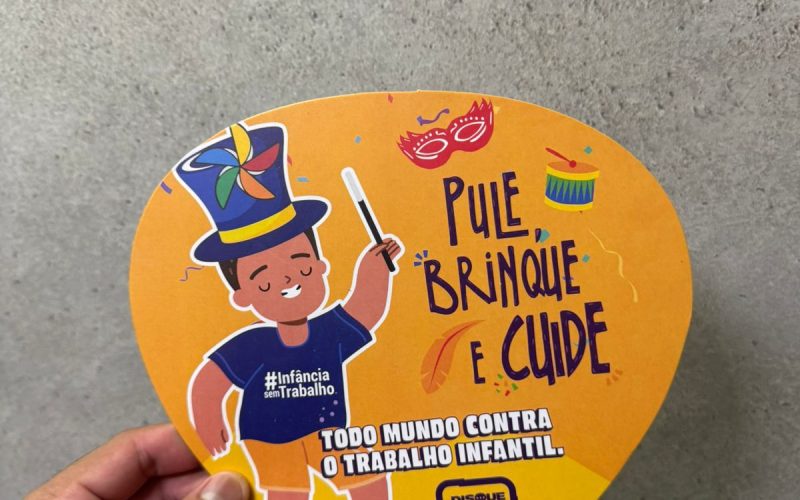 Panfletaço no Carnaval reforça combate ao trabalho infantil em Natal