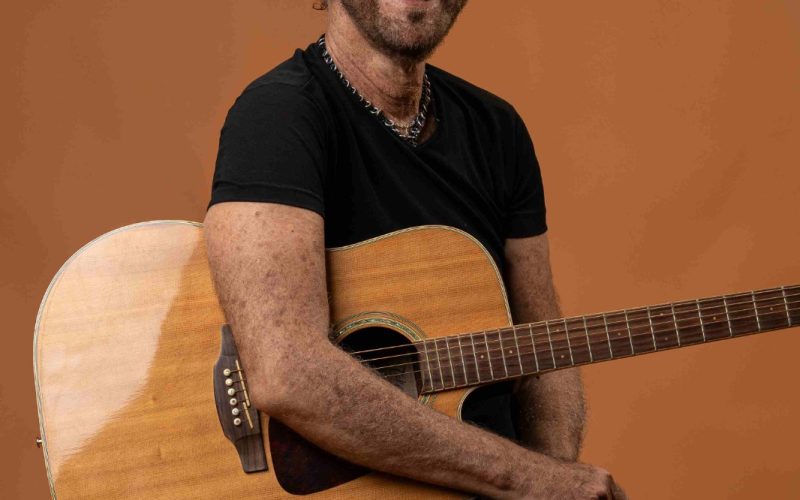 Nando Cordel retorna a Natal, neste sábado (21), com turnê intimista no Teatro Riachuelo