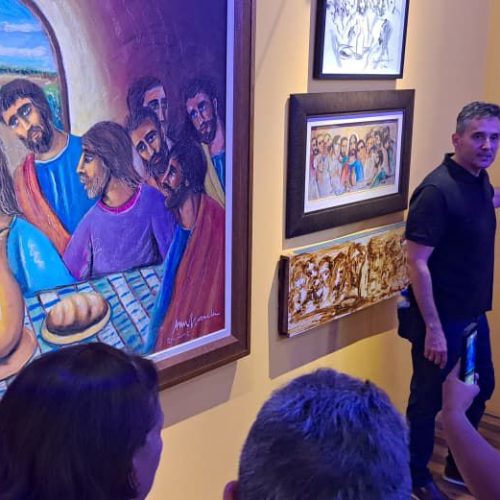 Últimos dias: exposição “Hoje tem Espetáculo” reforça conexão do público com a arte