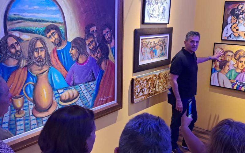 Últimos dias: exposição “Hoje tem Espetáculo” reforça conexão do público com a arte